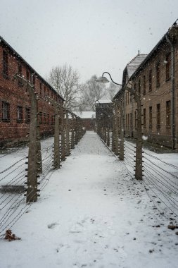 Polonya, Auschwitz çitlerinde karlı bir akşam.