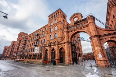 Lodz Polonya 'daki tarihi tekstil fabrikası Manufaktura' nın ana girişi. Yüksek kalite fotoğraf