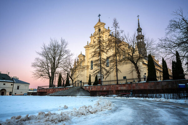 Зимний закат в соборе Кельце в холодный день, Bazylika katedralna Wniebowziecia в Польше