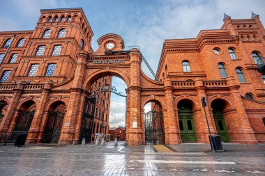 Lodz Polonya 'daki tarihi tekstil fabrikası Manufaktura' nın ana girişi. Yüksek kalite fotoğraf