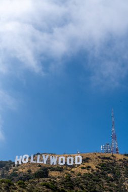 İkonik Hollywood tabelası, Los Angeles 'ın çevresindeki manzaraya bakan pitoresk bir tepenin üzerinde belirgin bir şekilde yer almaktadır.