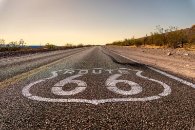 Yüzeyine güzel boyanmış, belirgin bir rota 66 tabelasının yer aldığı uzun bir yol uzantısı klasik Amerikan seyahatinin özünü yansıtıyor.