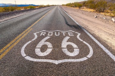 Yüzeyine güzel boyanmış, belirgin bir rota 66 tabelasının yer aldığı uzun bir yol uzantısı klasik Amerikan seyahatinin özünü yansıtıyor.