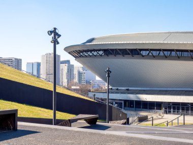 Spodek adında büyük ve etkileyici bir bina var. Büyük girişe uzanan geniş bir merdiven seti var. Polonya 'nın Katowice şehrinde birçok ziyaretçiyi büyülüyor.