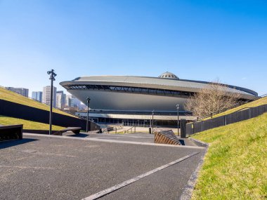 Spodek adında büyük ve etkileyici bir bina var. Büyük girişe uzanan geniş bir merdiven seti var. Polonya 'nın Katowice şehrinde birçok ziyaretçiyi büyülüyor.