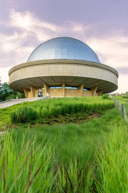Polonya 'da Sunset' teki Chorzow Planetarium Dome 'un Uzun Çimenli Dikey Görüntüsü