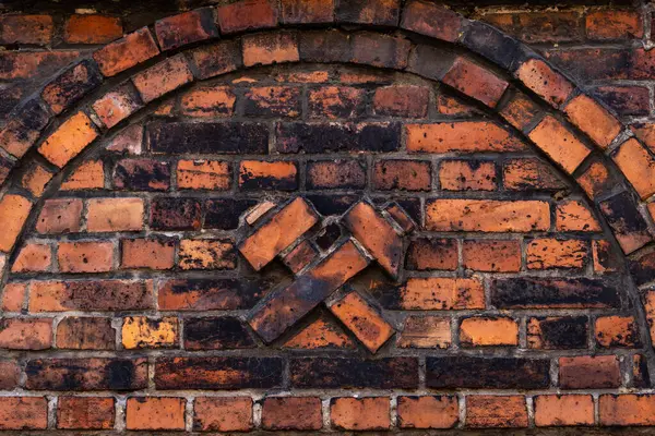 Polonya 'nın Katowice kentindeki tuğla duvarda Nikiszowiec Madencilik Kalkanı Motifi