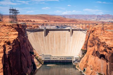 Derin bir kanyonun ortasında, içinden doğal güzelliği artıran manzaralı bir nehrin aktığı devasa bir baraj var. Colorado nehrinin aktığı bir kanyondaki büyük Glen Kanyonu barajı. Arizona, Batı Yakası ABD