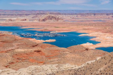 Powell Gölü 'nde şiddetli kuraklık Wahweap Marina' yı gösteriyor. Geniş bir hava manzarası, bir çöl manzarasının kurak kalbinde belirgin bir şekilde parlayan büyük bir su kütlesi sergiliyor.