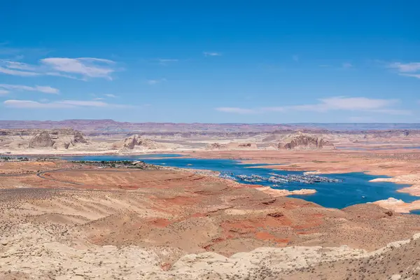 Powell Gölü 'nde şiddetli kuraklık Wahweap Marina' yı gösteriyor. Engin ve kuru bir çöl arazisinin göbeğinde, çevresiyle çelişen önemli ve büyük bir su kütlesi.