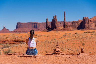 Anıt Vadisi Sütunlarına Bakan Tanımlanamayan Genç Kadın. Yüksek kalite fotoğraf. ABD