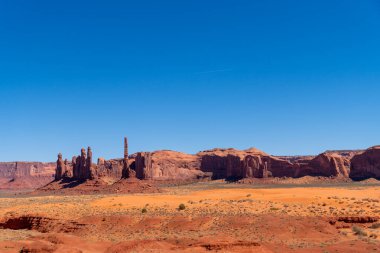 Utah ABD Anıt Vadisi 'nde Soldaki Dikey Kaya Sütunları, yatay