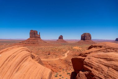 Monument Valley, Utah, ABD 'deki Posta Arabası Formasyonları ve Tek Yol