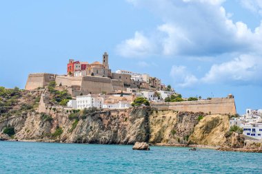 Dalt Vila 'nın güzel manzarası, İbiza' nın tarihi kalesi, turkuaz denize bakan bir uçuruma tünemişti. Doğa ve tarihin çarpıcı bir karışımı..