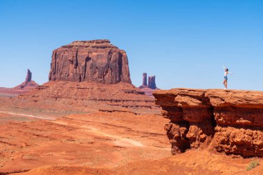 Beyaz Gömlekli ve Şortlu Genç Bayan Gezgin, Utah, Monument Valley 'deki John Ford Point' te. Yüksek kalite fotoğraf