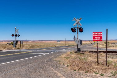 Arizona 'da boş tren geçidi Anıt Vadisi yakınlarında, ABD. Yüksek kalite fotoğraf