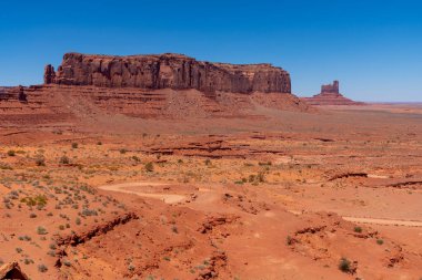 Monument Valley, Utah, ABD 'deki Posta Arabası Formasyonları ve Tek Yol