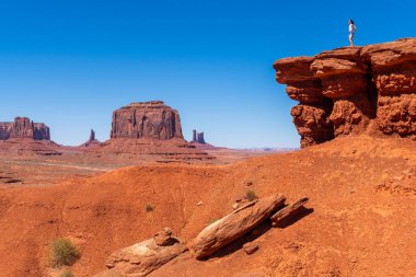 Beyaz Gömlekli ve Şortlu Genç Bayan Gezgin, Utah, Monument Valley 'deki John Ford Point' te. Yüksek kalite fotoğraf