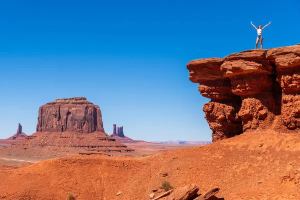 Beyaz Gömlekli ve Şortlu Genç Bayan Gezgin, Utah, Monument Valley 'deki John Ford Point' te. Yüksek kalite fotoğraf