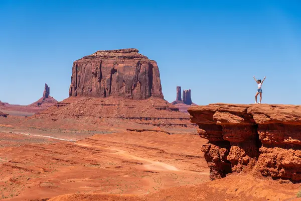 Beyaz Gömlekli ve Şortlu Genç Bayan Gezgin, Utah, Monument Valley 'deki John Ford Point' te. Yüksek kalite fotoğraf
