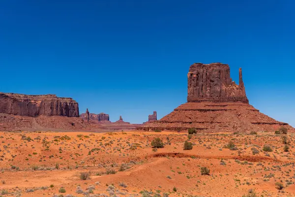 Monument Valley Manzarası 'nda posta arabası oluşumları. Yüksek kalite fotoğraf