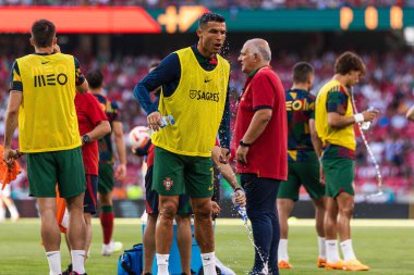 Cristiano Ronaldo, Portekiz ve Bosna-Hersek milli takımları arasında Estadio Da Luz, Lizbon, Portekiz 'de oynanan UEFA Euro 2024 ön eleme maçından önce ısınıyor. (Maciej Rogowski)