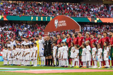 Her iki takım da Portekiz ve Bosna-Hersek milli takımları arasında Estadio Da Luz, Lizbon, Portekiz 'de oynanan UEFA Euro 2024 ön eleme maçından önce. (Maciej Rogowski)