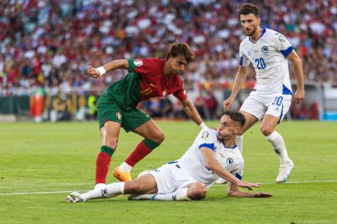 Joao Felix, Portekiz 'in Lizbon kenti Estadio Da Luz' da milli takımlar arasında oynanan UEFA Euro 2024 ön eleme maçında Amar Dediç ile düello yaptı. (Maciej Rogowski)