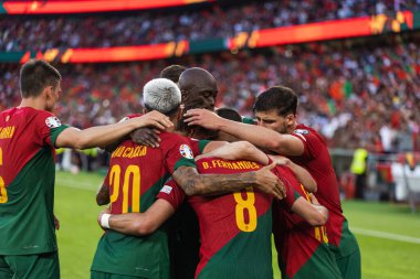 Portekiz takımı, Portekiz 'in Lizbon kenti Estadio Da Luz' da milli takımlar arasında oynanan UEFA Euro 2024 ön eleme maçında Bernardo Silva 'nın attığı gol sonrasında zaferi kutluyor. (Maciej Rogowski)