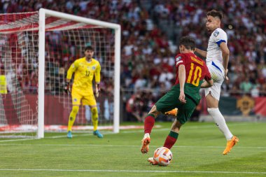 Portekiz 'in Lizbon kenti Estadio Da Luz' da Portekiz ve Bosna-Hersek milli takımları arasında oynanan UEFA Euro 2024 ön eleme maçında Amar Dediç ile düello yapan Bernardo Silva. (Maciej Rogowski)