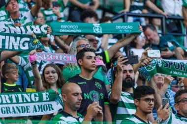 Sporting CP ve Villarreal CF arasındaki Trofeu Cinco Violinos maçında taraftarlar Estadio Jose Alvalade, Lizbon, Portekiz 'de maç yapıyorlar. (Maciej Rogowski)