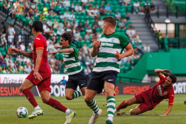 Francisco Trincao, Portekiz, Lizbon 'daki Estadio Jose Alvalade' de, Sporting CP ve Villarreal CF arasında oynanan Trofeu Cinco Violinos maçında Dani Parejo 'ya uğradı. (Maciej Rogowski)
