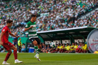 Pedro Goncalves, Portekiz 'in başkenti Lizbon' da Estadio Jose Alvalade 'de CP ve Villarreal CF arasında oynanan Trofeu Cinco Violinos maçında Ramon Terrat ile düello yaptı. (Maciej Rogowski)