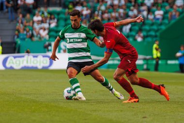 Pedro Goncalves, Portekiz 'in başkenti Lizbon' da Estadio Jose Alvalade 'de CP ve Villarreal CF arasında oynanan Trofeu Cinco Violinos maçında Gerard Moreno ile düello yaptı. (Maciej Rogowski)