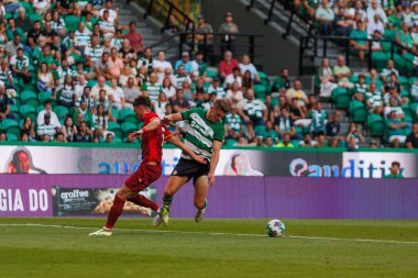 Viktor Gyokeres, Jorge Cuenca ile Portekiz 'deki Estadio Jose Alvalade' de CP ve Villarreal CF arasında oynanan Trofeu Cinco Violinos maçında düello yaptı. (Maciej Rogowski)