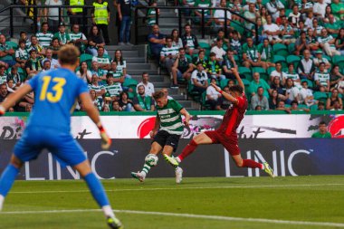Viktor Gyokeres, Jorge Cuenca ile Portekiz 'deki Estadio Jose Alvalade' de CP ve Villarreal CF arasında oynanan Trofeu Cinco Violinos maçında düello yaptı. (Maciej Rogowski)