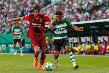 Marcus Edwards, Portekiz 'in başkenti Lizbon' da Estadio Jose Alvalade 'de, Sporting CP ve Villarreal CF arasında oynanan Trofeu Cinco Violinos maçında Santi Comesanaduring Friendly ile düello yaptı. (Maciej Rogowski)