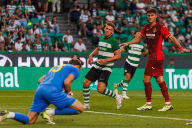 Viktor Gyokeres, Jorge Cuenca Trofeu Cinco Violinos maçında Sporting CP ve Villarreal CF arasında Estadio Jose Alvalade, Lizbon, Portekiz. (Maciej Rogowski)