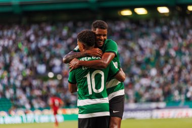 Marcus Edwards, Portekiz 'deki Estadio Jose Alvalade' de, Sporting CP ve Villarreal CF arasında oynanan Trofeu Cinco Violinos maçında attığı golü kutluyor. (Maciej Rogowski)