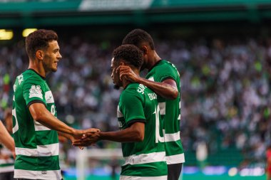 Marcus Edwards, Portekiz 'deki Estadio Jose Alvalade' de, Sporting CP ve Villarreal CF arasında oynanan Trofeu Cinco Violinos maçında attığı golü kutluyor. (Maciej Rogowski)