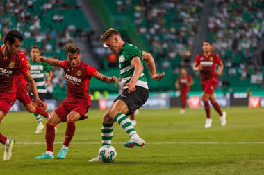 Viktor Gyokeres, Kiko Femina ile Portekiz 'deki Estadio Jose Alvalade' de CP ve Villarreal CF arasında oynanan Trofeu Cinco Violinos maçında düello yaptı. (Maciej Rogowski)