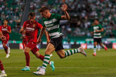 Viktor Gyokeres, Kiko Femina ile Portekiz 'deki Estadio Jose Alvalade' de CP ve Villarreal CF arasında oynanan Trofeu Cinco Violinos maçında düello yaptı. (Maciej Rogowski)