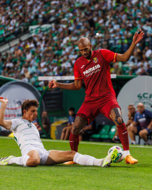 Eduardo Quaresma ile Portekiz 'in Estadio Jose Alvalade şehrinde, Sporting CP ve Villarreal CF arasında oynanan Trofeu Cinco Violinos maçında yapılan düelloda Ettienne Capoue düello yaptı. (Maciej Rogowski)