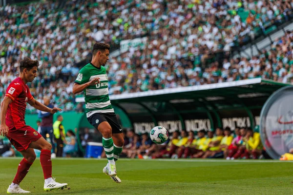 Pedro Goncalves, Portekiz 'in başkenti Lizbon' da Estadio Jose Alvalade 'de CP ve Villarreal CF arasında oynanan Trofeu Cinco Violinos maçında Ramon Terrat ile düello yaptı. (Maciej Rogowski)