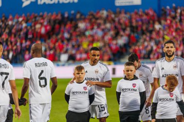 Leandro Andrade ve Qarabag oyuncuları UEFA Şampiyonlar Ligi 2023 / 24 2. tur eleme maçında Rakow Czestochowa ve Qarabag FK arasında Miejski Stadion Pilkarski RKS Rakow Czestochowa, Czestochowa, Polonya. (Maciej Rogowski)