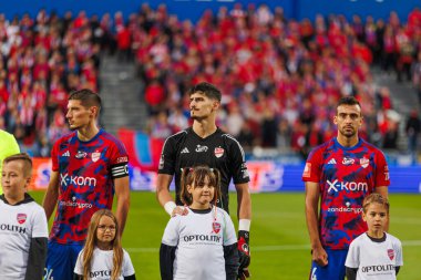 Zoran Arseniç, Vladan Kovaceviç ve Stratos Svarnas, 2023 / 24 UEFA Şampiyonlar Ligi 2. tur elemeleri sırasında Miejski Stadion Pilkarski RKS Czestochowa, Czestochowa, Polonya 'da Rakow Czestochowa ve Qarabag FK arasında oynandı. (Maciej Rogowski)