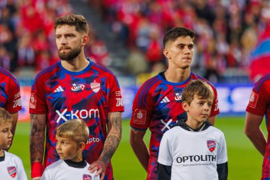 Jean Carlos ve Ben Lederman UEFA Şampiyonlar Ligi 2023 / 24 2. eleme turu sırasında Rakow Czestochowa ve Qarabag FK arasında Miejski Stadion Pilkarski RKS Rakow Czestochowa, Czestochowa, Polonya. (Maciej Rogowski)