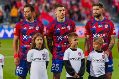 Giannis Papanthe, Bogdan Racovitan ve Jean Carlos UEFA Şampiyonlar Ligi 2023 / 24 2. tur eleme turu sırasında Miejski Stadyumu 'nda Rakow Czestochowa ve Qarabag FK arasında oynanan RKS Rakkarski Pilow Czestochowa, Polonya. (Maciej Rogows