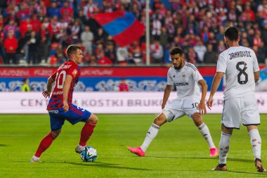 Vladyslav Kochergin, 2023 / 24 UEFA Şampiyonlar Ligi eleme turu sırasında Abdellah Zoubir ile Miejski Stadion Pilkarski RKS Rakow Czestochowa, Polonya 'da oynanan karşılaşmada Rakow Czestochowa ve Qarabag FK arasında düello yaptı. (Maciej Rogowski)