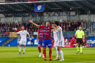 Zoran Arseniç ve Bahlul Mustafazade, 2023 / 24 UEFA Şampiyonlar Ligi 2. tur eleme karşılaşmasında Rakow Czestochowa ile Qarabag FK arasında Miejski Stadion Pilkarski RKS Rakow Czestochowa, Czestochowa, Polonya. (Maciej Rogowski)